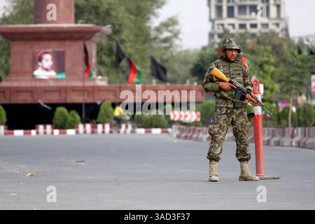 13 septembre 2011 - Kaboul, Afghanistan - un soldat de l'Armée nationale afghane monte la garde près du cercle Massoud, à quelques rues du site d'une série d'attaques coordonnées à la roquette qui ont secoué la capitale afghane. Des militants talibans lourdement armés portant des gilets suicide ont ciblé l'ambassade américaine, déclenchant une fusillade féroce. Cinq kamikazes et un fonctionnaire de police ont été tués et au moins neuf personnes ont été blessées. Dans la région de Char Rahi Abdul Haq, près de l'ambassade américaine et du quartier général de la Force internationale d'assistance à la sécurité (FIAS) dirigée par l'OTAN, les attaquants ont occupé un grand bâtiment et ont pris pour cible l'ambassade américaine Banque D'Images