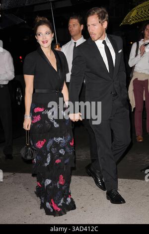 15 novembre 2011 - New York, New York, États-Unis - . . . . . . 15 novembre 2011...New York... Drew Barrymore et Will Kopelman assistent au 4e film annuel du Museum of Modern Art Benefit 'A Tribute to Pedro Almodovar' au Museum of Modern Art le 15 novembre 2011 à New York (crédit image : © Sharkpixs/ZUMAPRESS.com) Banque D'Images