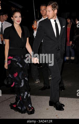 15 novembre 2011 - New York, New York, États-Unis - . . . . . . 15 novembre 2011...New York... Drew Barrymore et Will Kopelman assistent au 4e film annuel du Museum of Modern Art Benefit 'A Tribute to Pedro Almodovar' au Museum of Modern Art le 15 novembre 2011 à New York (crédit image : © Sharkpixs/ZUMAPRESS.com) Banque D'Images