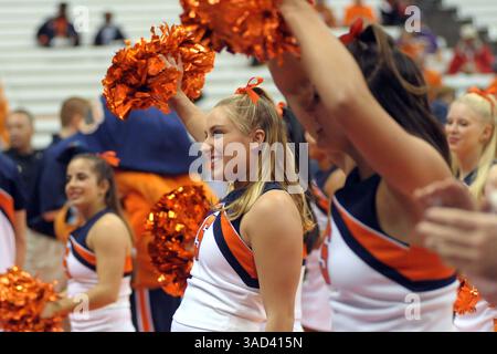 15 novembre 2011 - Syracuse, New York, U. S - Une pom-pom de Syracuse agite un pompon alors que les fans entrent pour voir l'Orange prendre sur les Jaspers de Manhattan au Carrier Dome à Syracuse, NYC. La cinquième Syracuse Orange a battu les Jaspers de Manhattan 92-56 au premier tour du NIT (National invitation Tournament) Season Tipff Tournament. (Crédit image : © Michael Johnson/Southcreek/ZUMAPRESS.com) Banque D'Images