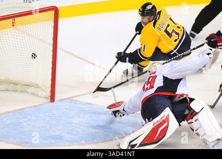 15 novembre 2011 - Nashville, Tennessee, États-Unis d'Amérique - le défenseur des Predators de Nashville Francis Bouillon (51) dépasse largement le gardien des Capitals de Washington Tomas Vokoun (29) dans la première période d'un match de la LNH entre les Predators de Nashville et les Capitals de Washington au Bridgestone Arena de Nashville. Les Predators remportent le match 3-1. (Crédit image : © Mike Strasinger/Southcreek/ZUMAPRESS.com) Banque D'Images