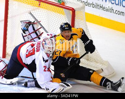 15 novembre 2011 - Nashville, Tennessee, États-Unis d'Amérique - Tomas Vokoun (29), gardien des Capitals de Washington, et Patric Hornqvist, aile droite des Predators de Nashville (27), entrent en collision dans la première période d'un match de la LNH entre les Predators de Nashville et les Capitals de Washington au Bridgestone Arena de Nashville. Les Predators remportent le match 3-1. (Crédit image : © Mike Strasinger/Southcreek/ZUMAPRESS.com) Banque D'Images