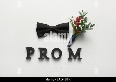 Mot PROM avec noeud papillon et boutonnière sur fond grunge blanc Banque D'Images