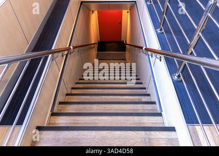 Escaliers qui descendent sur le ferry. Sortez à l'extérieur. Banque D'Images