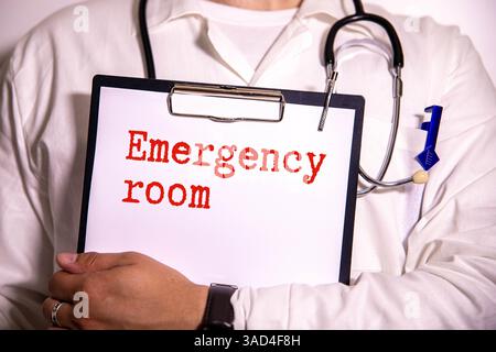 le panneau d'entrée avant d'un service d'urgence dans un hôpital de ville Banque D'Images