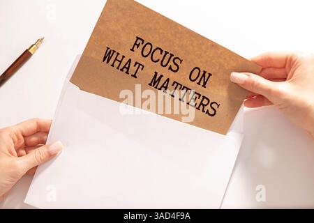 Blocs en bois avec mots « Focus on What Matters » Banque D'Images