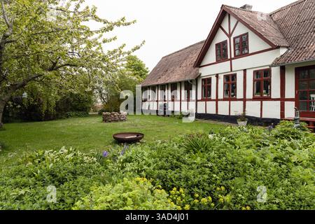 Ancienne ferme avec jardin et arbres. Photo de haute qualité Banque D'Images