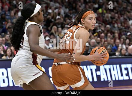 Tampa, États-Unis. 04th Apr, 2025. La garde texane Ndjakalenga Mwenentanda (32 ans) est gardée par le garde de Caroline du Sud Raven Johnson (25 ans) en deuxième mi-temps lors de la quatrième ronde finale du tournoi féminin de basket-ball de la NCAA à l'Amalie Arena à Tampa, Floride, le vendredi 4 avril 2025. Photo de Steve Nesius/UPI. Crédit : UPI/Alamy Live News Banque D'Images