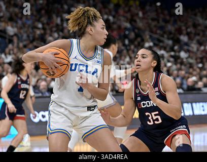 Tampa, États-Unis. 04th Apr, 2025. Kiki Rice (1) est gardée par Azzi Fudd (35) dans la première mi-temps du final four round du tournoi de basket féminin de la NCAA à l'Amalie Arena de Tampa, Floride, le vendredi 4 avril 2025. Photo de Steve Nesius/UPI crédit : UPI/Alamy Live News Banque D'Images