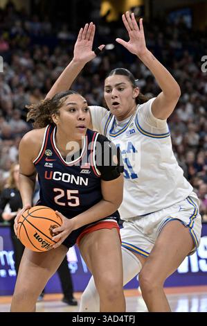 Tampa, États-Unis. 04th Apr, 2025. L'attaquante de l'UConn Ice Brady (25) est gardée par le centre UCLA Lauren Betts (51) dans la première mi-temps du final four round du tournoi féminin de basket-ball de la NCAA à l'Amalie Arena à Tampa, Floride, le vendredi 4 avril 2025. Photo de Steve Nesius/UPI crédit : UPI/Alamy Live News Banque D'Images