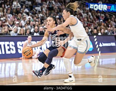 Tampa, États-Unis. 04th Apr, 2025. Azzi Fudd (35 ans) est gardée par Kiki Rice (1) en première mi-temps du final four round du tournoi de basket féminin de la NCAA à l'Amalie Arena de Tampa, Floride, le vendredi 4 avril 2025. Photo de Steve Nesius/UPI crédit : UPI/Alamy Live News Banque D'Images