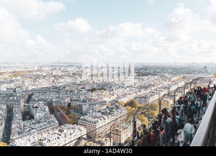 Touristes sur le pont d'observation au sommet de la Tour Eiffel. Paris, France - 25 novembre 2024 Banque D'Images