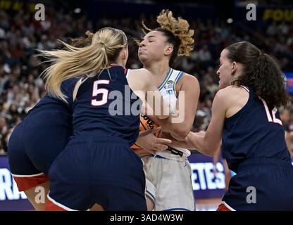 Tampa, États-Unis. 04th Apr, 2025. Kiki Rice, gardien de l'UCLA (1), se bat pour le ballon contre les joueurs de l'UConn en première mi-temps de la finale quatre du tournoi de basket féminin de la NCAA à l'Amalie Arena à Tampa, Floride, le vendredi 4 avril 2025. Photo de Steve Nesius/UPI crédit : UPI/Alamy Live News Banque D'Images