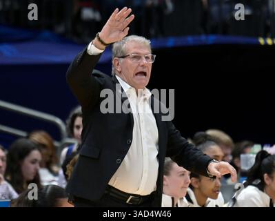 Tampa, États-Unis. 04th Apr, 2025. Geno Auriemma, l'entraîneur-chef de l'UConn, dirige son équipe contre l'UCLA en première mi-temps du dernier tour du tournoi féminin de basket-ball de la NCAA à l'Amalie Arena de Tampa, en Floride, le vendredi 4 avril 2025. Photo de Steve Nesius/UPI crédit : UPI/Alamy Live News Banque D'Images