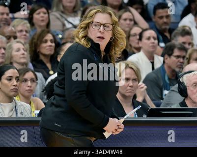 Tampa, États-Unis. 04th Apr, 2025. L'entraîneuse-chef de l'UCLA, Cori Close, regarde son équipe en première mi-temps contre UConn lors de la finale quatre du tournoi de basket-ball féminin de la NCAA à l'Amalie Arena de Tampa, en Floride, le vendredi 4 avril 2025. Photo de Steve Nesius/UPI crédit : UPI/Alamy Live News Banque D'Images