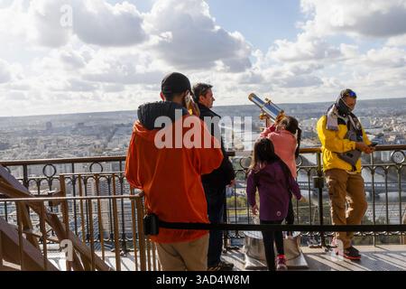 Touristes sur le pont d'observation au sommet de la Tour Eiffel. Paris, France - 15 novembre 2024 Banque D'Images