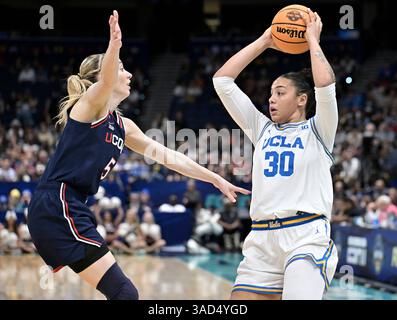 Tampa, États-Unis. 04th Apr, 2025. L'attaquante de l'UCLA Timea Gardiner (30 ans) est gardée par la garde de l'UConn Paige Bueckers (5 ans) dans la deuxième mi-temps du final four round du tournoi féminin de basket-ball de la NCAA à l'Amalie Arena de Tampa, Floride, le vendredi 4 avril 2025. Photo de Steve Nesius/UPI crédit : UPI/Alamy Live News Banque D'Images