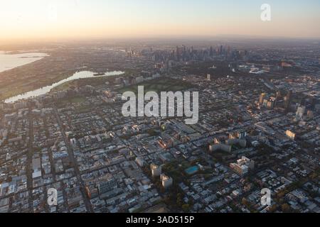 Vue aérienne de Melbourne au coucher du soleil regardant vers le nord-ouest depuis la banlieue sud-est. Banque D'Images