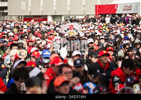 SUZUKA, JAPON - 5 AVRIL : un fan montre à un fan de soutenir Yuki Tsunoda lors des qualifications avant le Grand Prix de F1 du Japon sur le circuit de Suzuka le 5 avril 2025 à Suzuka, au Japon. (Photo de Qian Jun/Paddocker) Banque D'Images