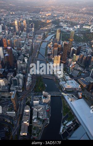 Vue aérienne de la Yarra River et du quartier des affaires de Melbourne vers l'est, tandis que la lumière du coucher du soleil attrape les gratte-ciel. Banque D'Images