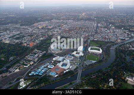 Vue aérienne de la rivière Yarra, Melbourne et Olympic Parks, du MCG, du Yarra Park et de la banlieue de Richmond et au-delà en regardant vers l'est. Banque D'Images