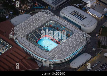 Rod laver Arena illuminé au crépuscule, photographié depuis les airs lors du tournoi de tennis Open d'Australie du Grand Chelem. Banque D'Images