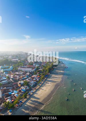 belle vue du matin indonésie panorama plage de paysage avec la couleur de beauté et la lumière naturelle du ciel Banque D'Images