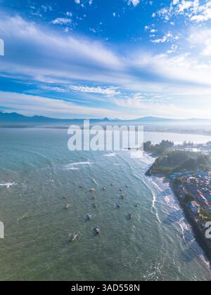 belle vue du matin indonésie panorama plage de paysage avec la couleur de beauté et la lumière naturelle du ciel Banque D'Images