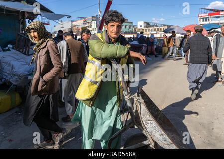 Chargeur avec un chariot dans le marché aux oiseaux et la zone Mandavi Bazaar Banque D'Images