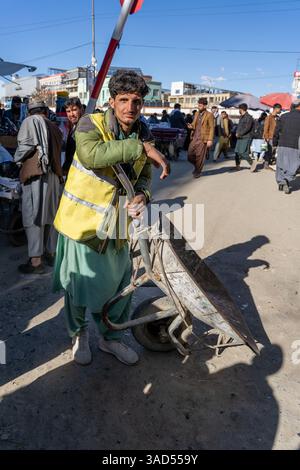 Chargeur avec un chariot dans le marché aux oiseaux et la zone Mandavi Bazaar Banque D'Images