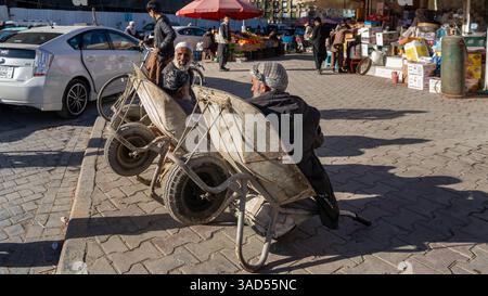 Chargeur avec un chariot dans le marché aux oiseaux et la zone Mandavi Bazaar Banque D'Images