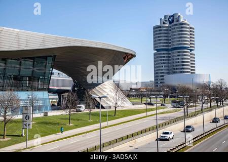 München, Deutschland 03. Avril 2025 : Im Bild : Blick auf den Petuelring und auf die BMW-Welt mit der Firmenzentrale vom Autohersteller, Automobilhersteller BMW mit dem Wahrzeichen dem Vierzylinder. Bayern *** Munich, Allemagne 03 avril 2025 vue du Petuelring et de la BMW Welt avec le siège de la société du constructeur automobile, constructeur automobile BMW avec le point de repère de la Bavière quatre cylindres Copyright : xFotostandx/xFritschx Banque D'Images