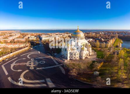 Vue aérienne panoramique de la place de l'ancre et de la cathédrale navale de Cronstadt de l'église principale Nicolas de la marine russe. Plus grand dédié à toute couture tombée Banque D'Images
