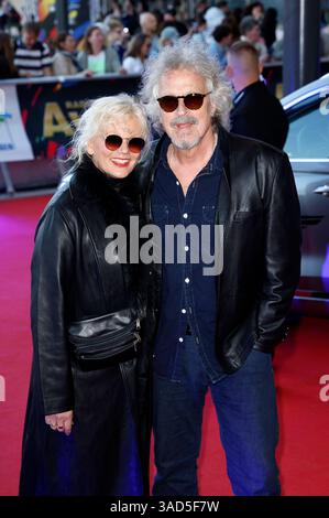 Wolfgang Niedecken mit Ehefrau Tina Golemiewski BEI der Verleihung des 25. Radio Regenbogen Award 2025 in der Europa-Park Arena. Rust, 04.04.2025 *** Wolfgang Niedecken avec sa femme Tina Golemiewski lors de la remise du Prix Radio Regenbogen 25 2025 à l'Europa Park Arena Rust, 04 04 2025 Foto :xS.xGabschx/xFuturexImagex regenbogen 5515 Banque D'Images