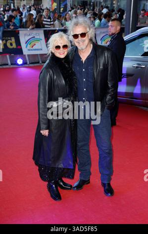 Wolfgang Niedecken mit Ehefrau Tina Golemiewski BEI der Verleihung des 25. Radio Regenbogen Award 2025 in der Europa-Park Arena. Rust, 04.04.2025 *** Wolfgang Niedecken avec sa femme Tina Golemiewski lors de la remise du Prix Radio Regenbogen 25 2025 à l'Europa Park Arena Rust, 04 04 2025 Foto :xS.xGabschx/xFuturexImagex regenbogen 5513 Banque D'Images