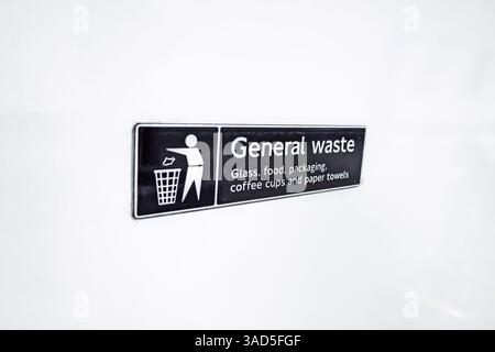 Panneau d'élimination générale des déchets sur le mur blanc pour le recyclage et la sensibilisation aux déchets Banque D'Images