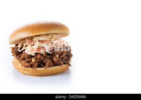 Sandwich au porc effiloché avec salade de coleslaw isolé sur fond blanc Banque D'Images