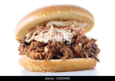 Sandwich au porc effiloché avec salade de coleslaw isolé sur fond blanc Banque D'Images