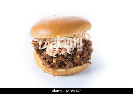 Sandwich au porc effiloché avec salade de coleslaw isolé sur fond blanc Banque D'Images