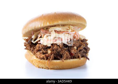 Sandwich au porc effiloché avec salade de coleslaw isolé sur fond blanc Banque D'Images