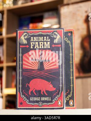 Gros plan de la ferme animalière de fiction dystopique de George Orwell dans la librairie. Banque D'Images