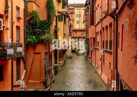 Canale delle Moline vu à travers la fenêtre cachée Finestrella di via Piella à Bologne, Italie Banque D'Images