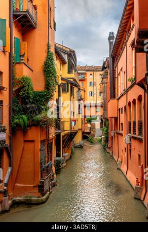 Canale delle Moline vu à travers la fenêtre cachée Finestrella di via Piella à Bologne, Italie Banque D'Images