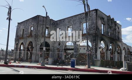 Pacific Palisades, Californie, USA 4 avril 2025 Starbucks dans le village de Palisades détruit par les incendies DE LOS ANGELES le 7 janvier 2025 lors du nettoyage qui a eu lieu le 4 avril 2025 à Pacific Palisades, Californie, USA. Photo de Barry King/Alamy Live News Banque D'Images