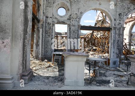 Pacific Palisades, Californie, USA 4 avril 2025 Starbucks dans le village de Palisades détruit par les incendies DE LOS ANGELES le 7 janvier 2025 lors du nettoyage qui a eu lieu le 4 avril 2025 à Pacific Palisades, Californie, USA. Photo de Barry King/Alamy Live News Banque D'Images