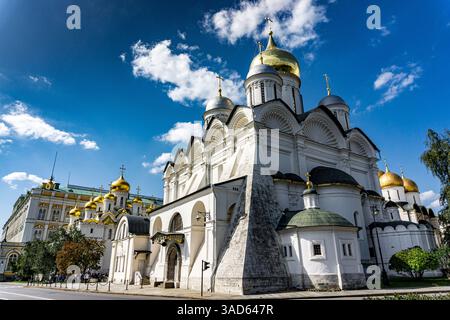 Une église blanche dans le Kremlin à Moscou Russie avec trois dômes et trois croix sur le dessus. L'église est entourée d'arbres Banque D'Images