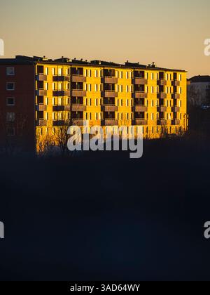 La lumière dorée du soir illumine les bâtiments résidentiels de Gothenburg, soulignant leurs détails architecturaux et créant une atmosphère chaleureuse. Cette CA Banque D'Images