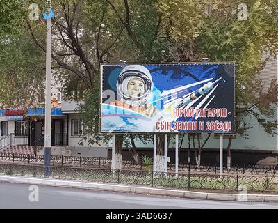 La bannière « Youri Gagarine est un fils de la Terre et des étoiles » (en russe) au cosmodrome de Baïkonour au Kazakhstan, mettant en vedette le premier humain dans l'espace. Banque D'Images