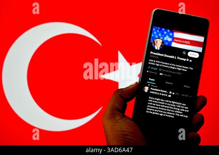 Dans cette illustration photo, la X page de Donald Trump est affichée sur un smartphone avec le drapeau turc en arrière-plan. Banque D'Images
