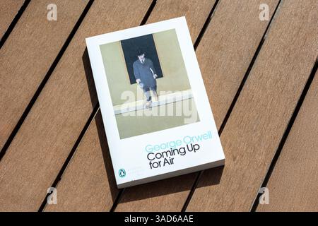 Gros plan sur la table en bois de George Orwell pour Air Book. Banque D'Images